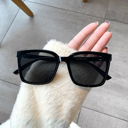 La calle de moda disparando grandes gafas de hip hop