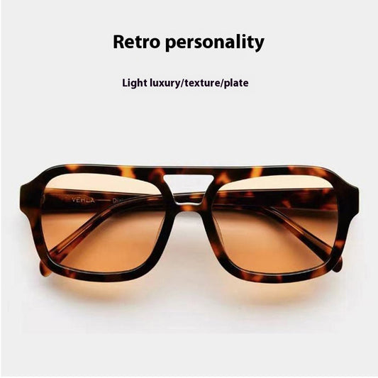 Moda Street Shooting. Moda de pasarela, generosos lentes de sol de doble haz femenino