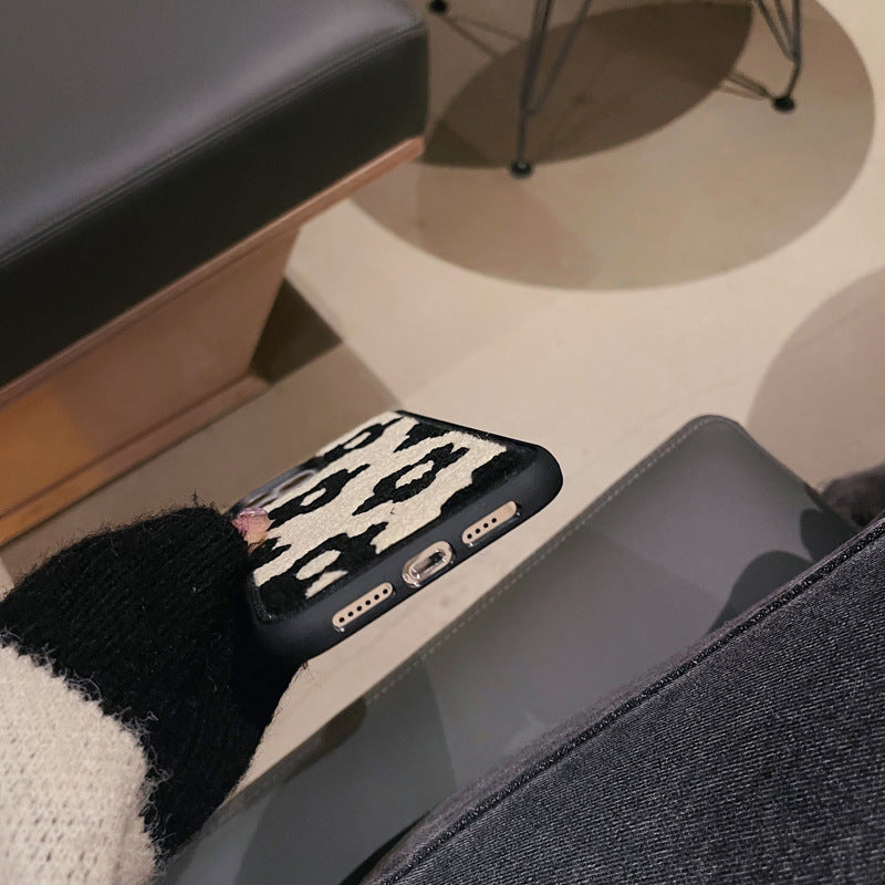 Las flores de felpa son adecuadas para fundas de teléfono móvil para damas en otoño e invierno.