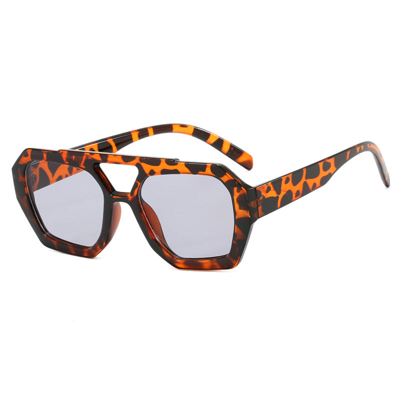 Gafas de sol de gran marco Leopard de verano .